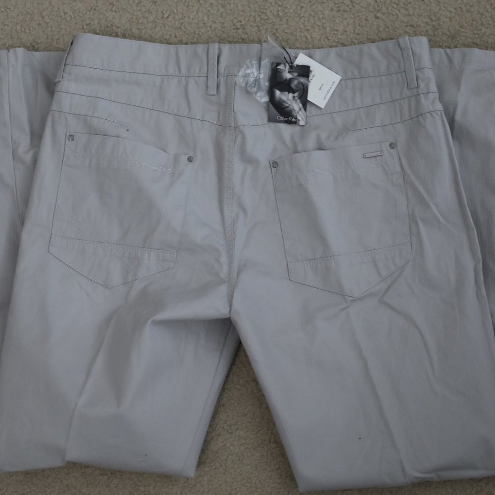 Calvin Klein - Khaki Slim Body Fit Pants - 33x30